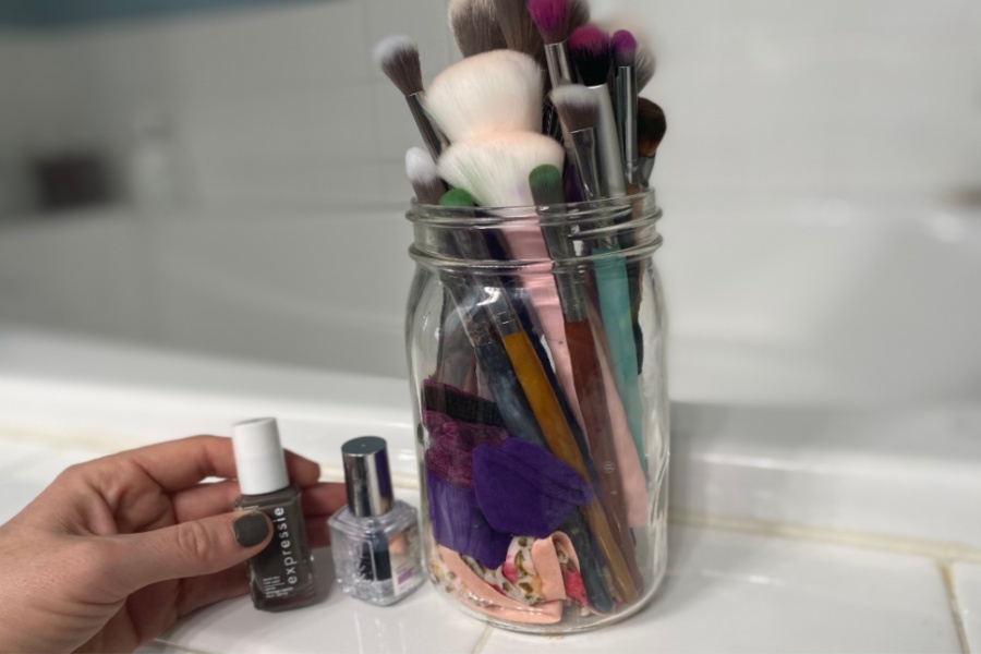 Expressie: Finally! A quick dry nail polish that makes at-home manicures a cinch.