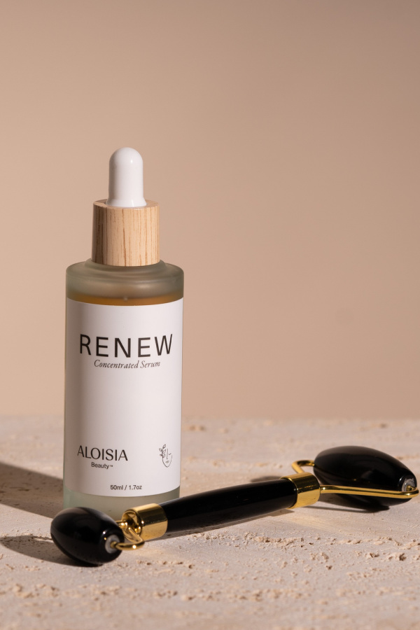 Aloisia Beauty makes clean beauty products + tools that make amazing gifts for a mother, grandmother, mother-in-law, or any lucky woman in your life